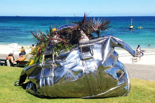 著名艺术家景育民作品《行囊》抵达澳大利亚佩斯cottesloe图片